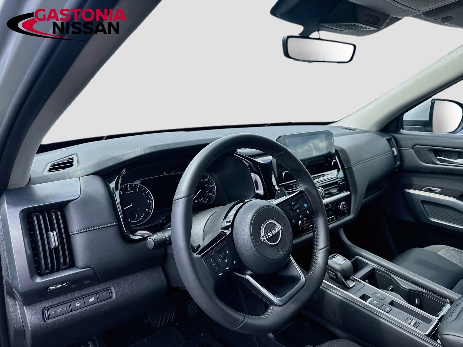 Used 2025 Nissan Pathfinder SL FWD image 11