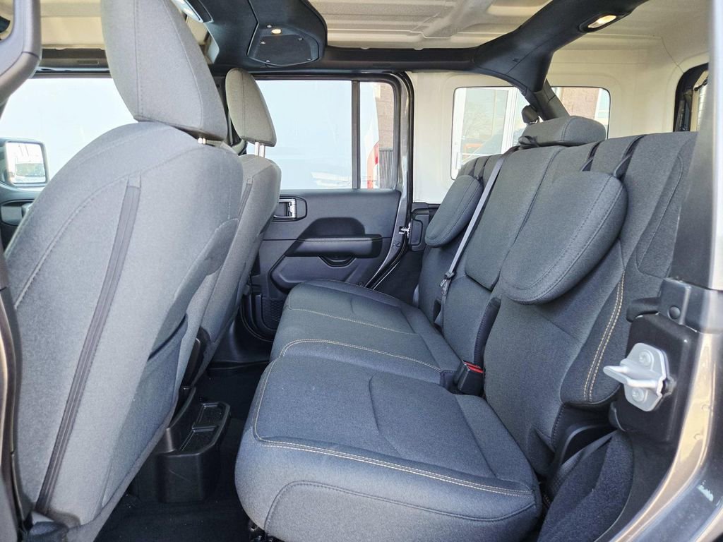 Used 2025 Jeep Wrangler Unlimited Sahara image 12