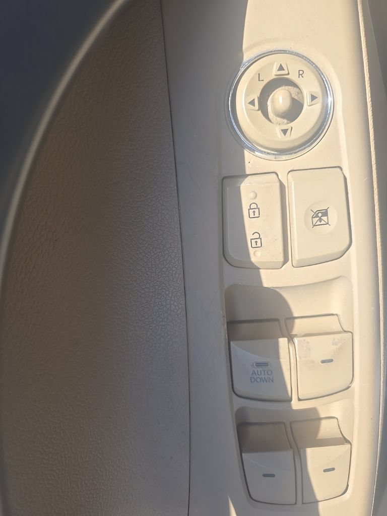 Used 2012 Hyundai Elantra GLS FWD image 10