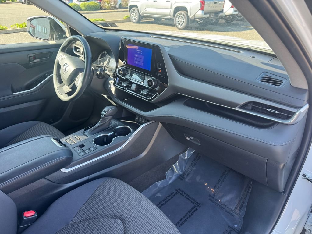 Used 2023 Toyota Highlander LE AWD/4WD image 16