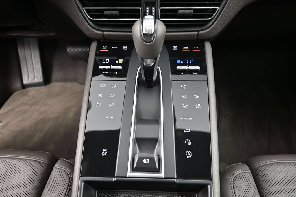 Certified 2023 Porsche Macan AWD/4WD image 17
