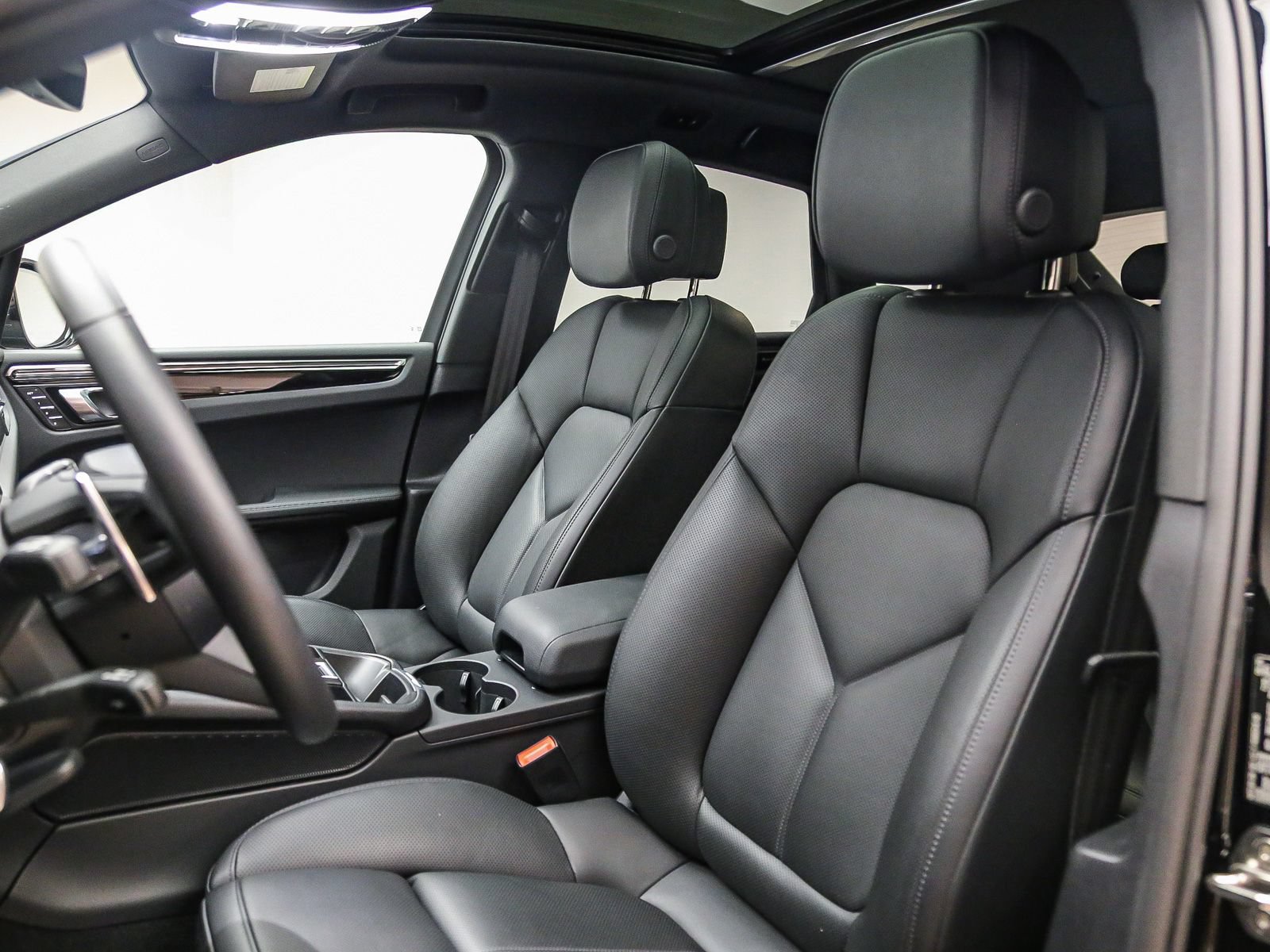 Certified 2026 Porsche Macan AWD/4WD image 4