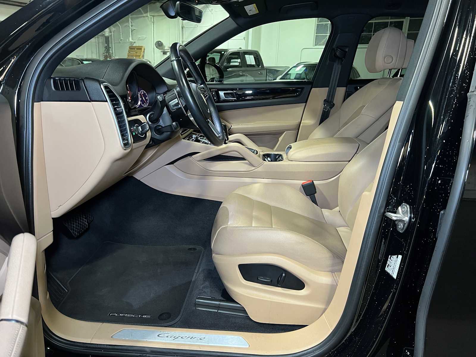 Used 2023 Porsche Cayenne image 21