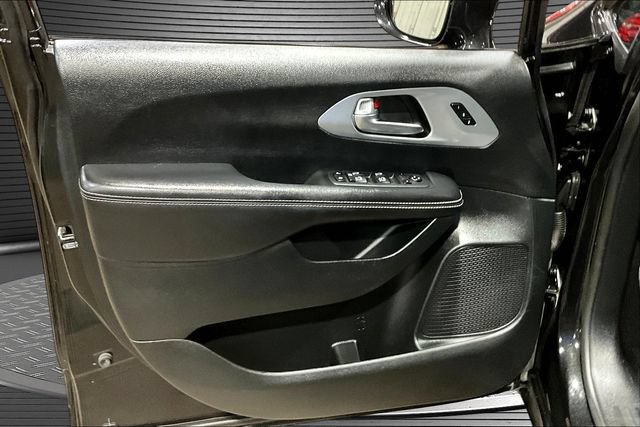 Used 2020 Chrysler Pacifica Touring-L Plus w/ S Appearance Package FWD image 18