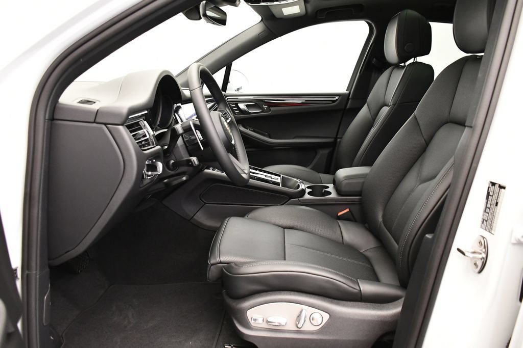 Certified 2026 Porsche Macan Turbo AWD/4WD image 5
