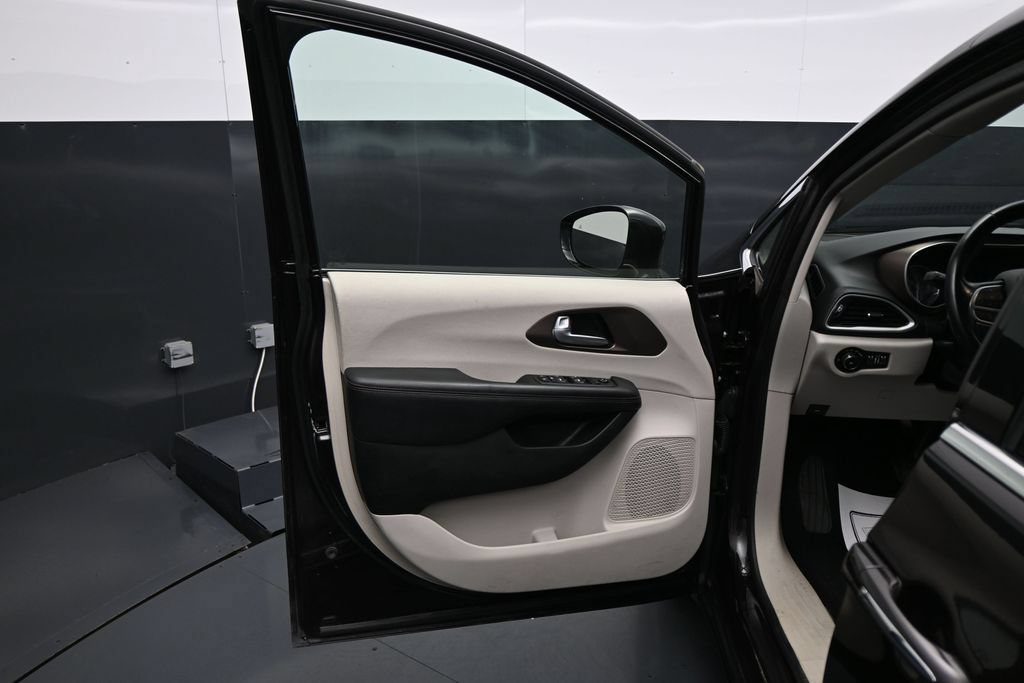 Used 2018 Chrysler Pacifica Touring-L FWD image 10