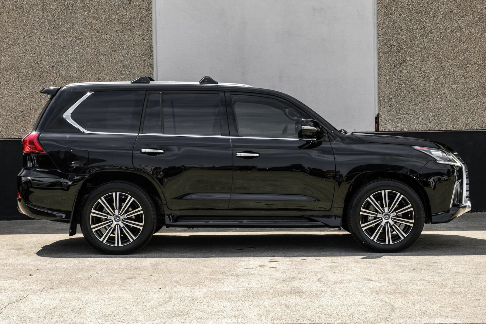 Used 2021 Lexus LX 570 4WD w/ Luxury Package image 7