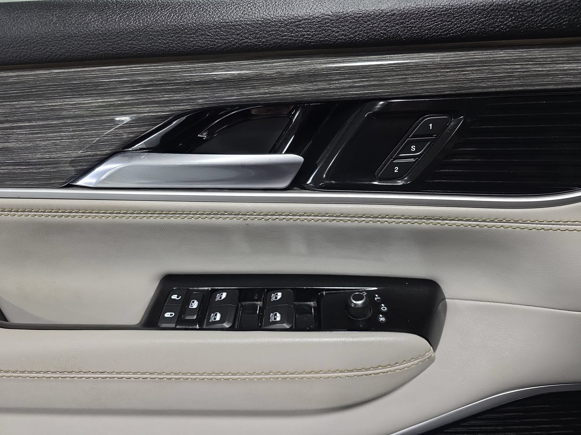Used 2022 Jeep Wagoneer Series III w/ Rear Seat Video Group 1 AWD/4WD image 26