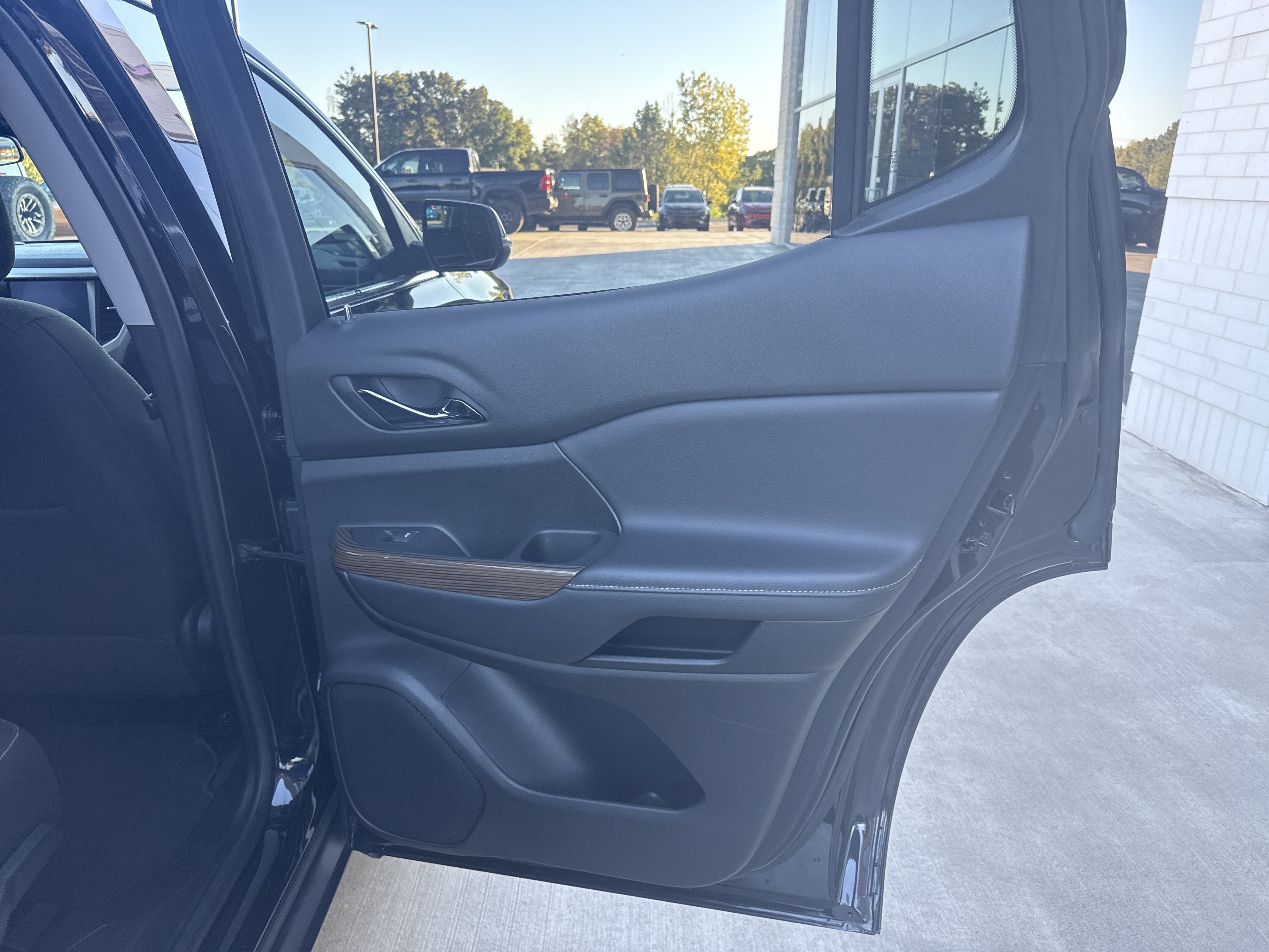Used 2023 GMC Acadia SLE w/ Driver Convenience Package FWD image 19