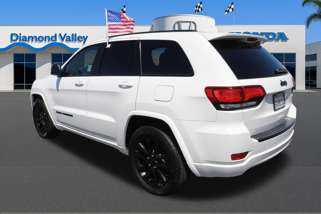 Used 2017 Jeep Grand Cherokee Altitude RWD image 4