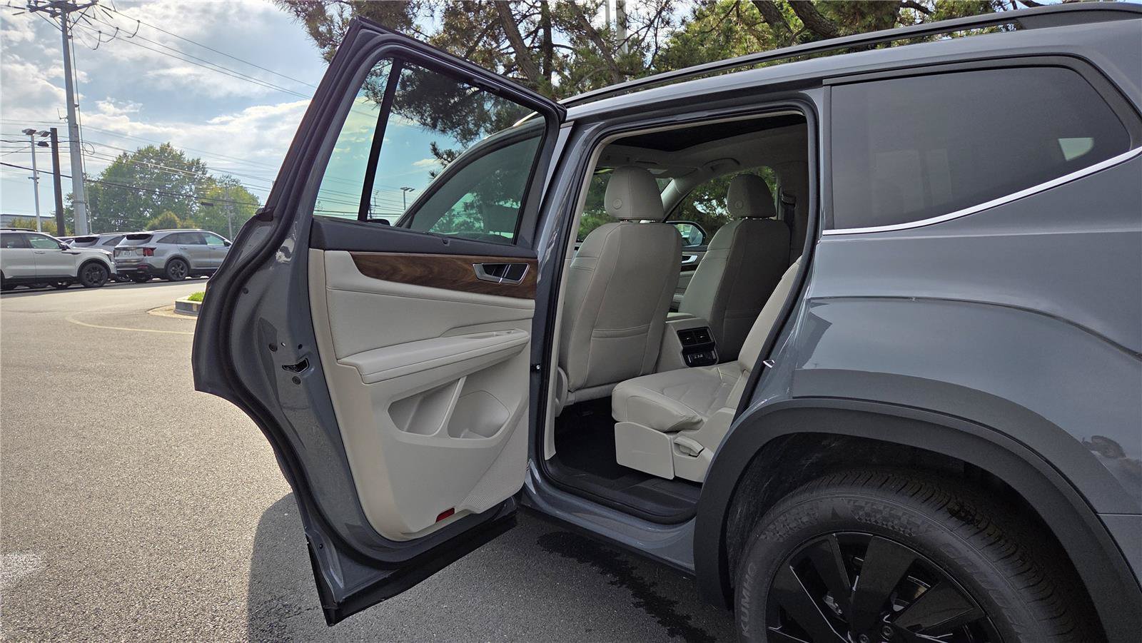New 2026 Volkswagen Atlas SE FWD image 24