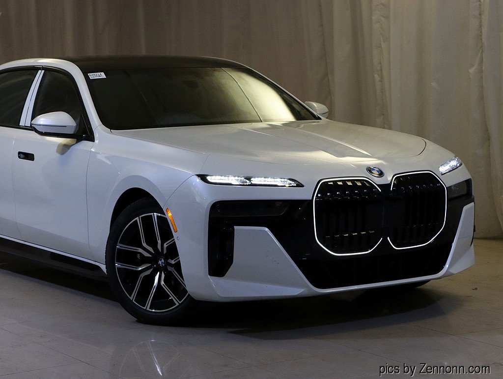 Used 2026 BMW 750e xDrive image 2