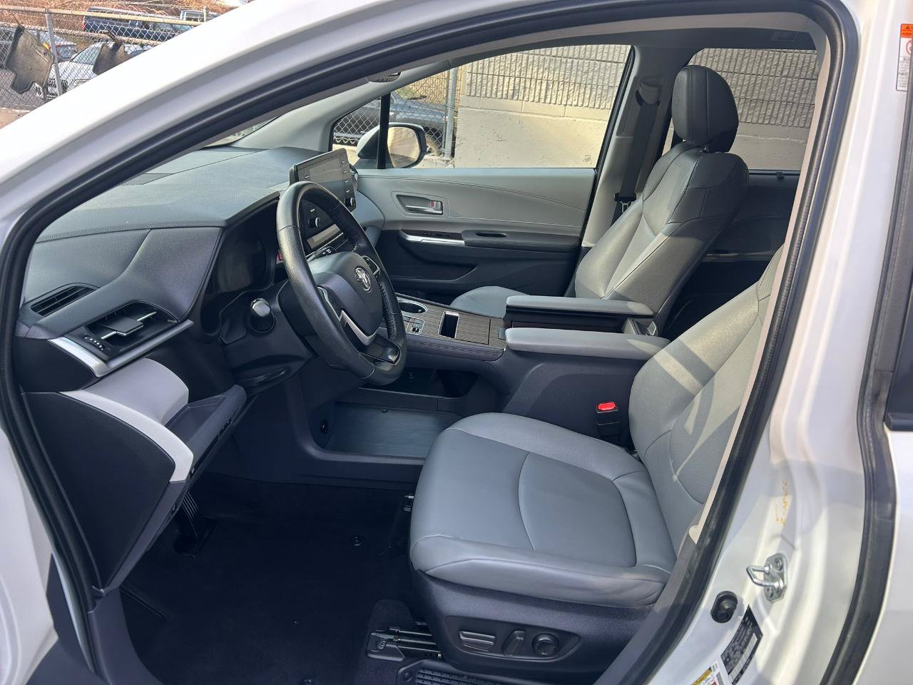 Used 2023 Toyota Sienna XLE AWD/4WD image 13