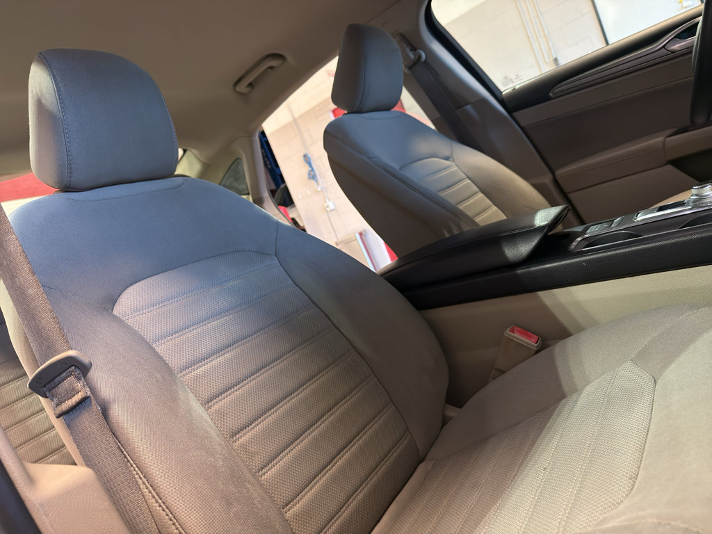 Used 2020 Ford Fusion SE FWD image 23