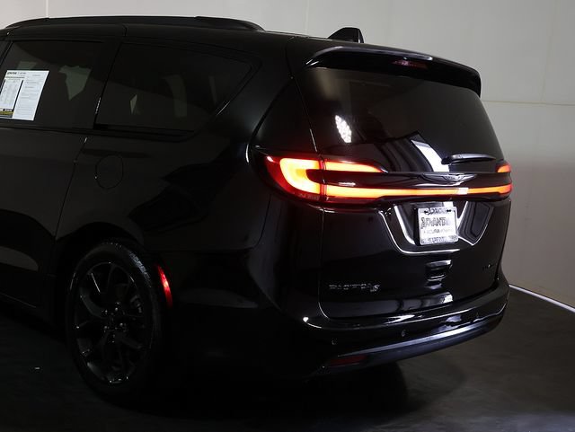 Used 2025 Chrysler Pacifica Limited FWD image 11