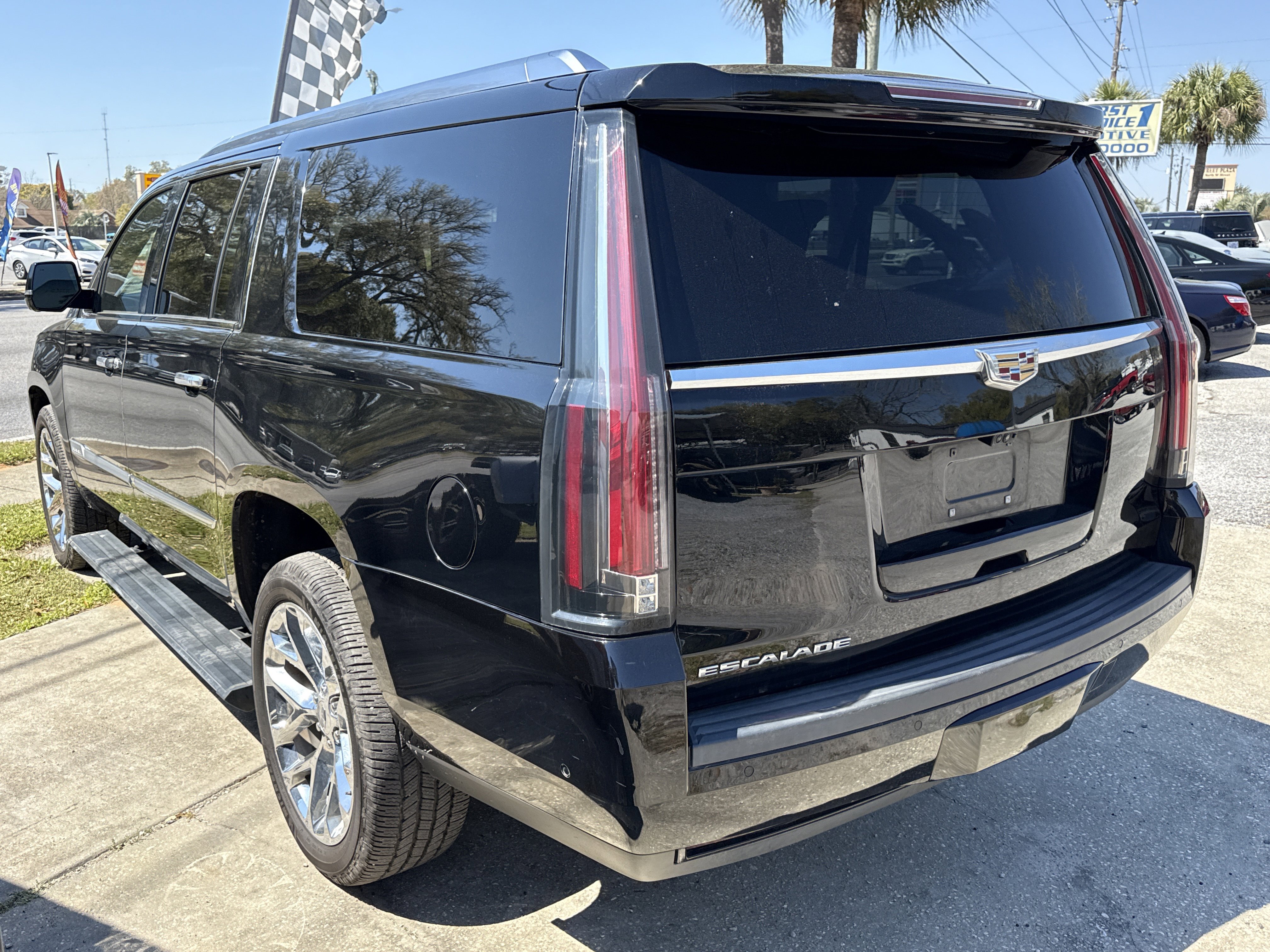 Used 2018 Cadillac Escalade ESV Platinum image 2