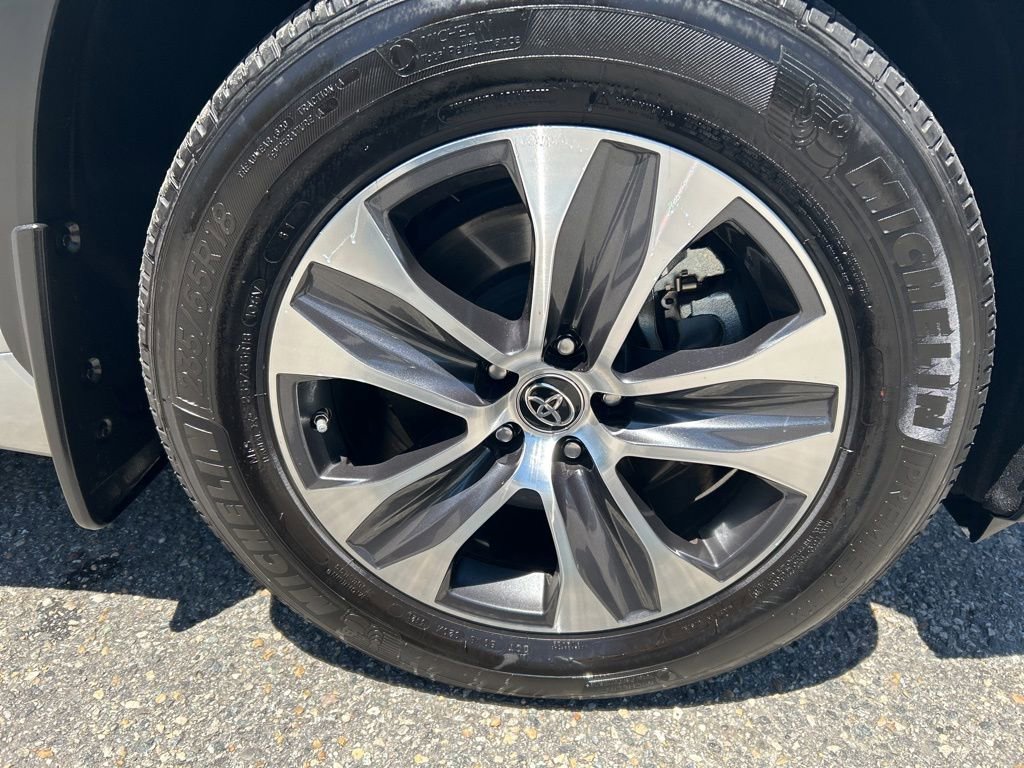 Used 2021 Toyota Highlander XLE AWD/4WD image 26