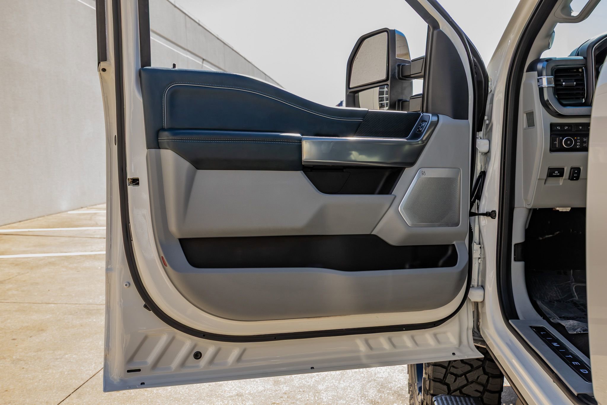 Used 2024 Ford F250 Limited w/ FX4 Off-Road Package image 37