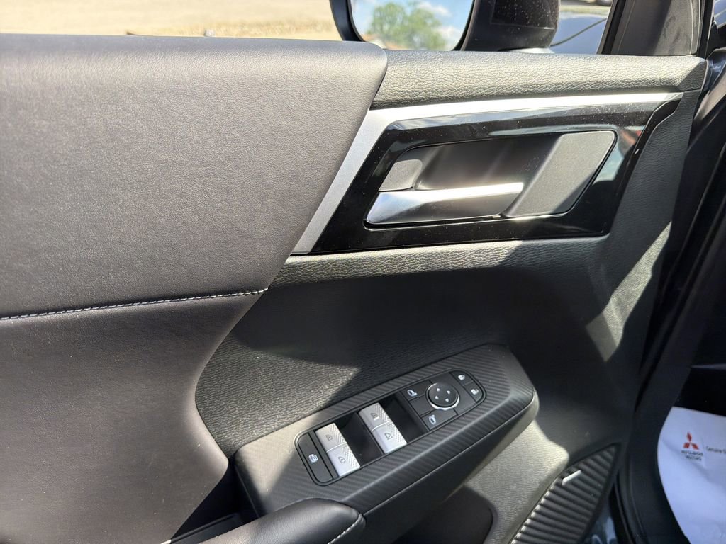 New 2026 Mitsubishi Outlander LE AWD/4WD image 15