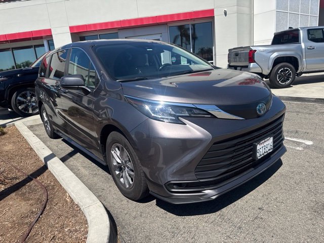 Used 2023 Toyota Sienna LE FWD image 3