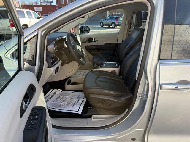 Certified 2024 Chrysler Pacifica Touring-L image 20