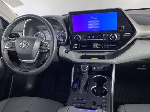 Used 2024 Toyota Highlander XLE AWD/4WD image 16