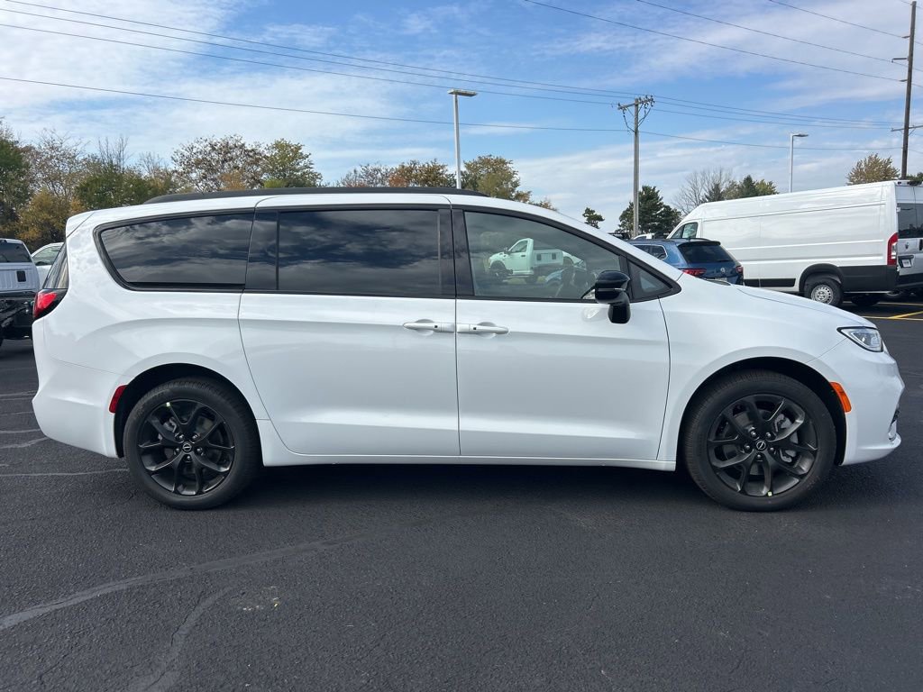 New 2026 Chrysler Pacifica Limited w/ S Appearance Package image 8