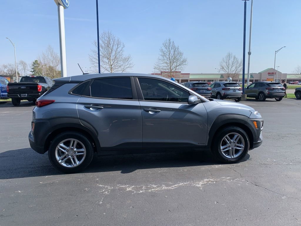 Used 2021 Hyundai Kona SE w/ Cargo Package FWD image 2