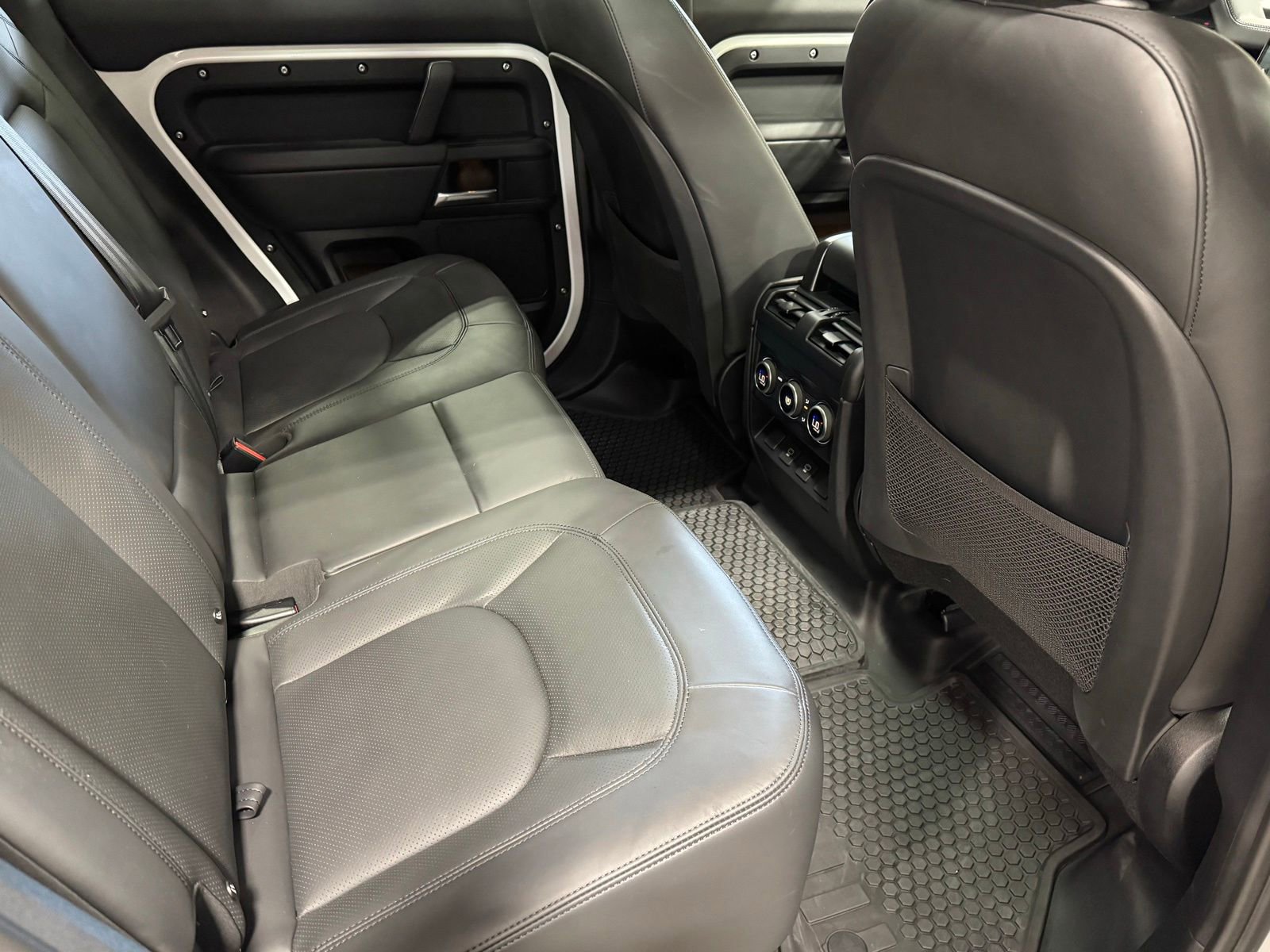 Used 2025 Land Rover Defender 110 X-Dynamic SE image 34