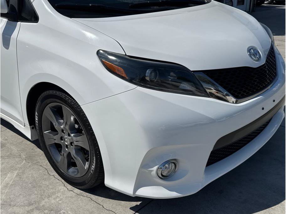 Used 2015 Toyota Sienna SE w/ SE Preferred Package FWD image 9