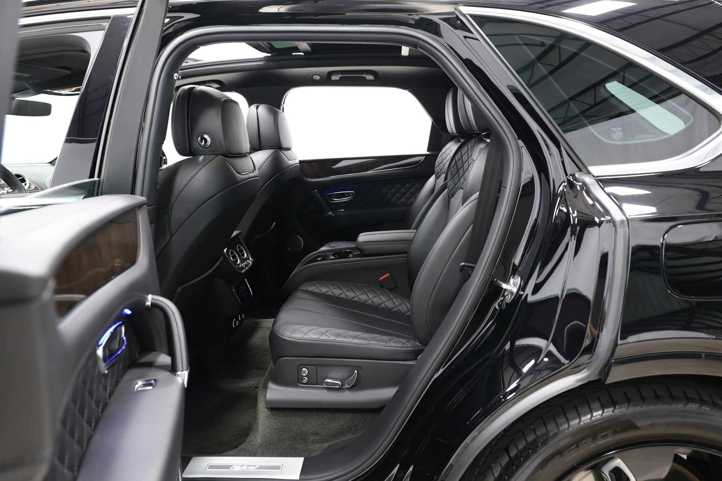 Used 2020 Bentley Bentayga Plug-In Hybrid AWD/4WD image 50
