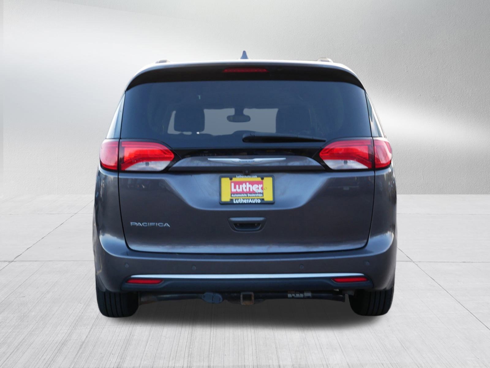 Used 2017 Chrysler Pacifica Touring-L image 6