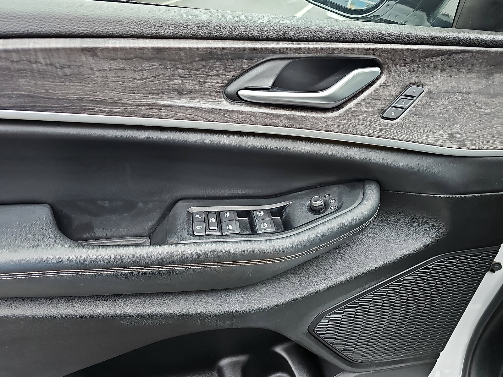 Used 2023 Jeep Grand Cherokee Limited image 13