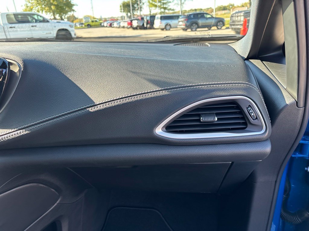 New 2027 Chrysler Pacifica Limited FWD image 31