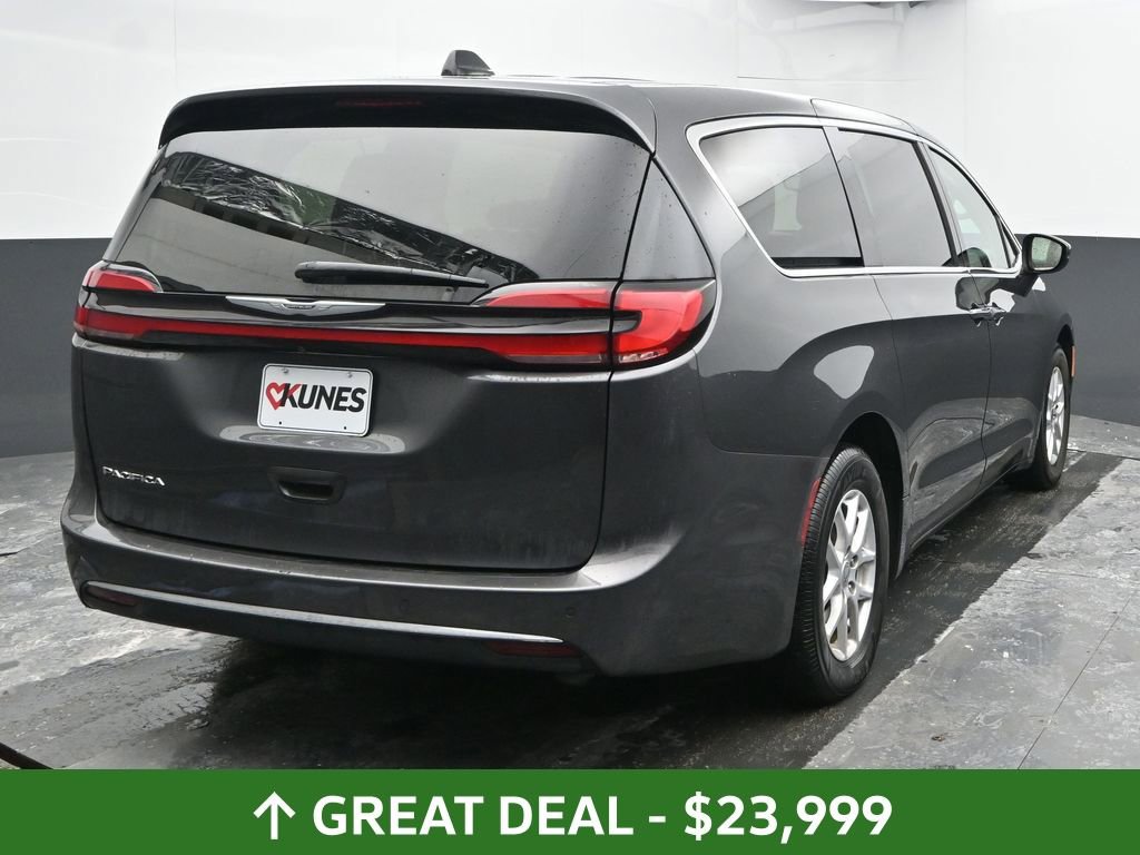Used 2023 Chrysler Pacifica Touring-L image 11