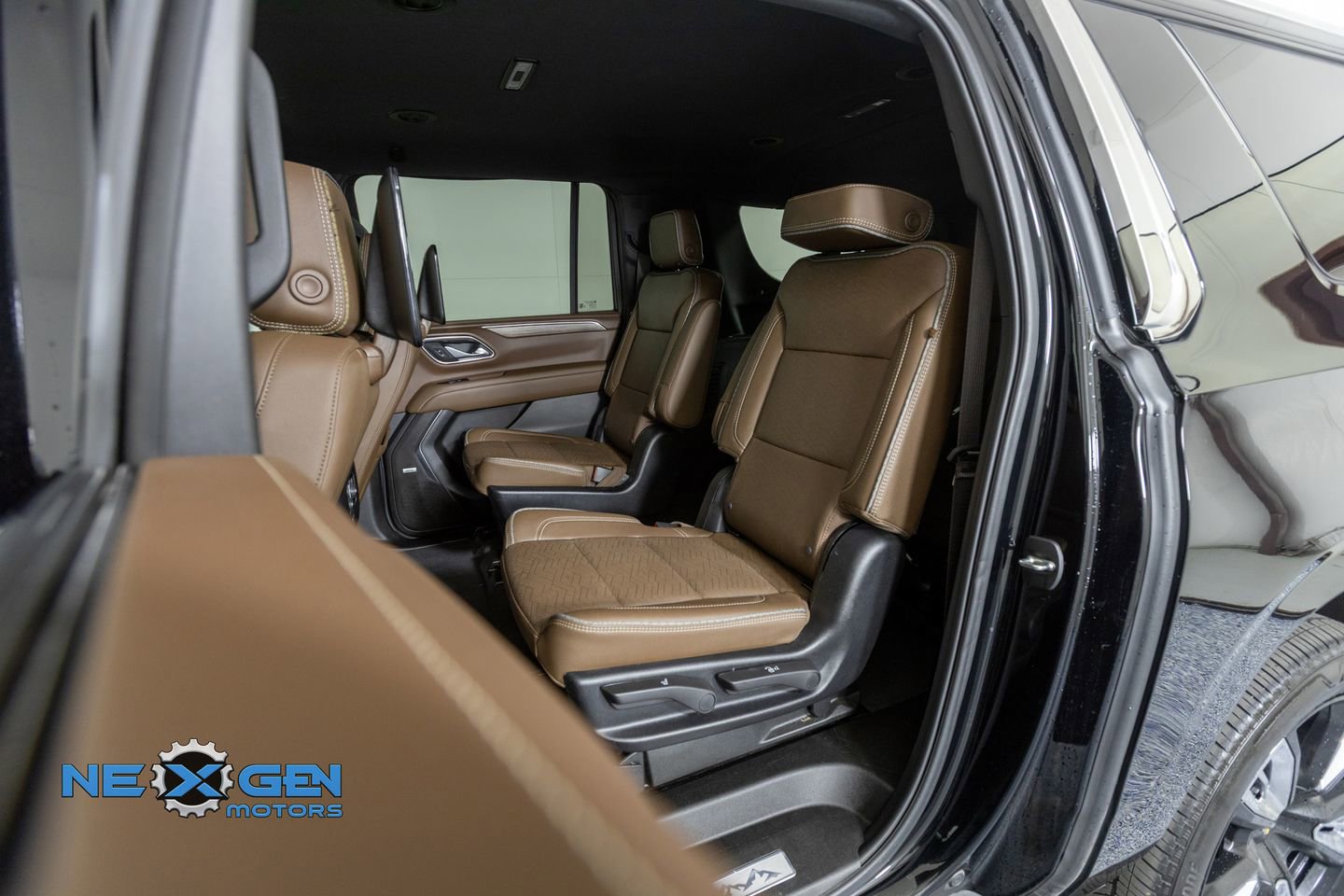 Used 2024 Chevrolet Suburban High Country w/ Advanced Technology Package image 34