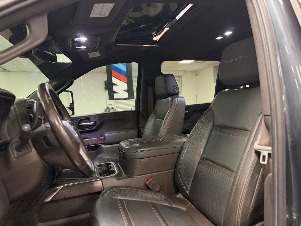 Used 2022 GMC Sierra 3500 Denali w/ Denali Ultimate Package AWD/4WD image 17
