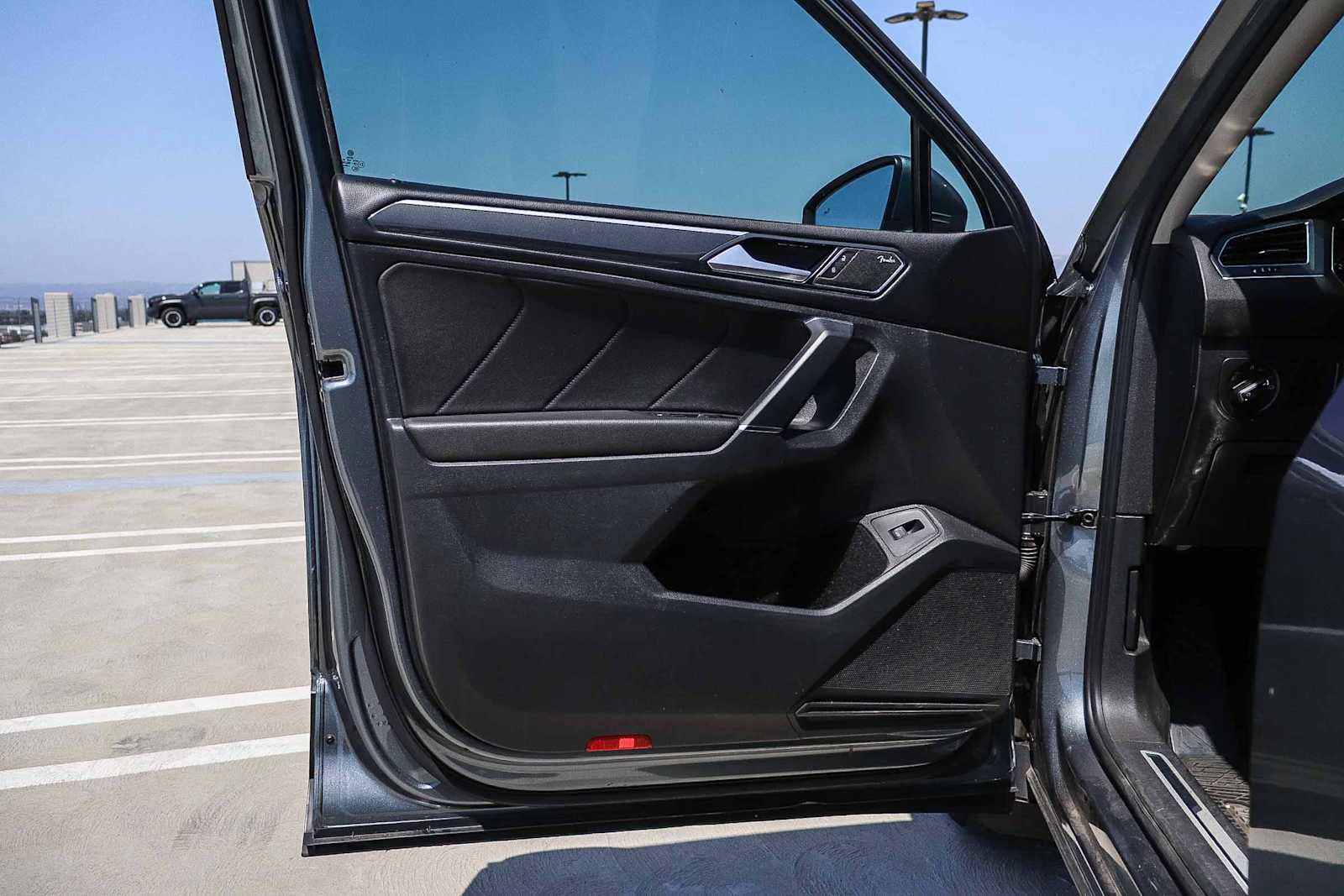 Used 2018 Volkswagen Tiguan SEL Premium FWD image 19