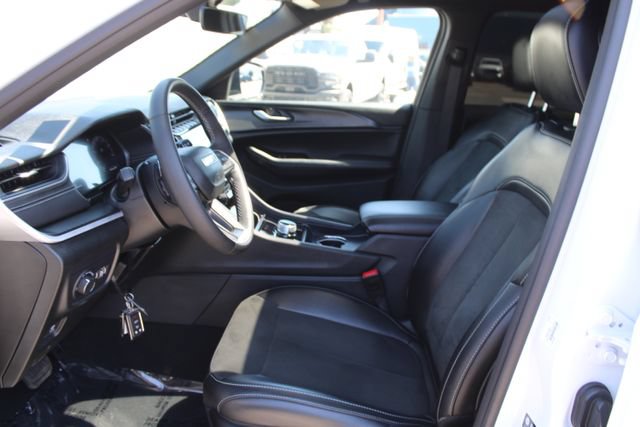 Used 2025 Jeep Grand Cherokee Altitude RWD image 41