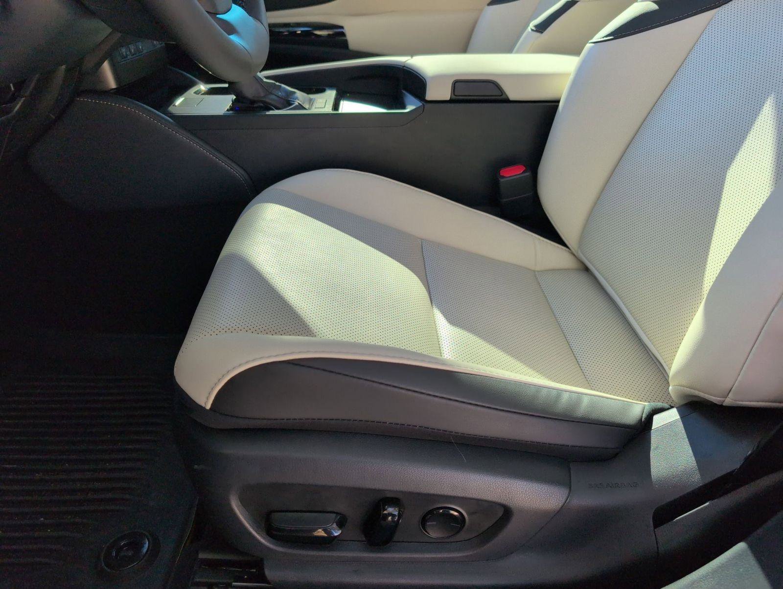 Certified 2025 Lexus ES 300h w/ Premium Package image 5