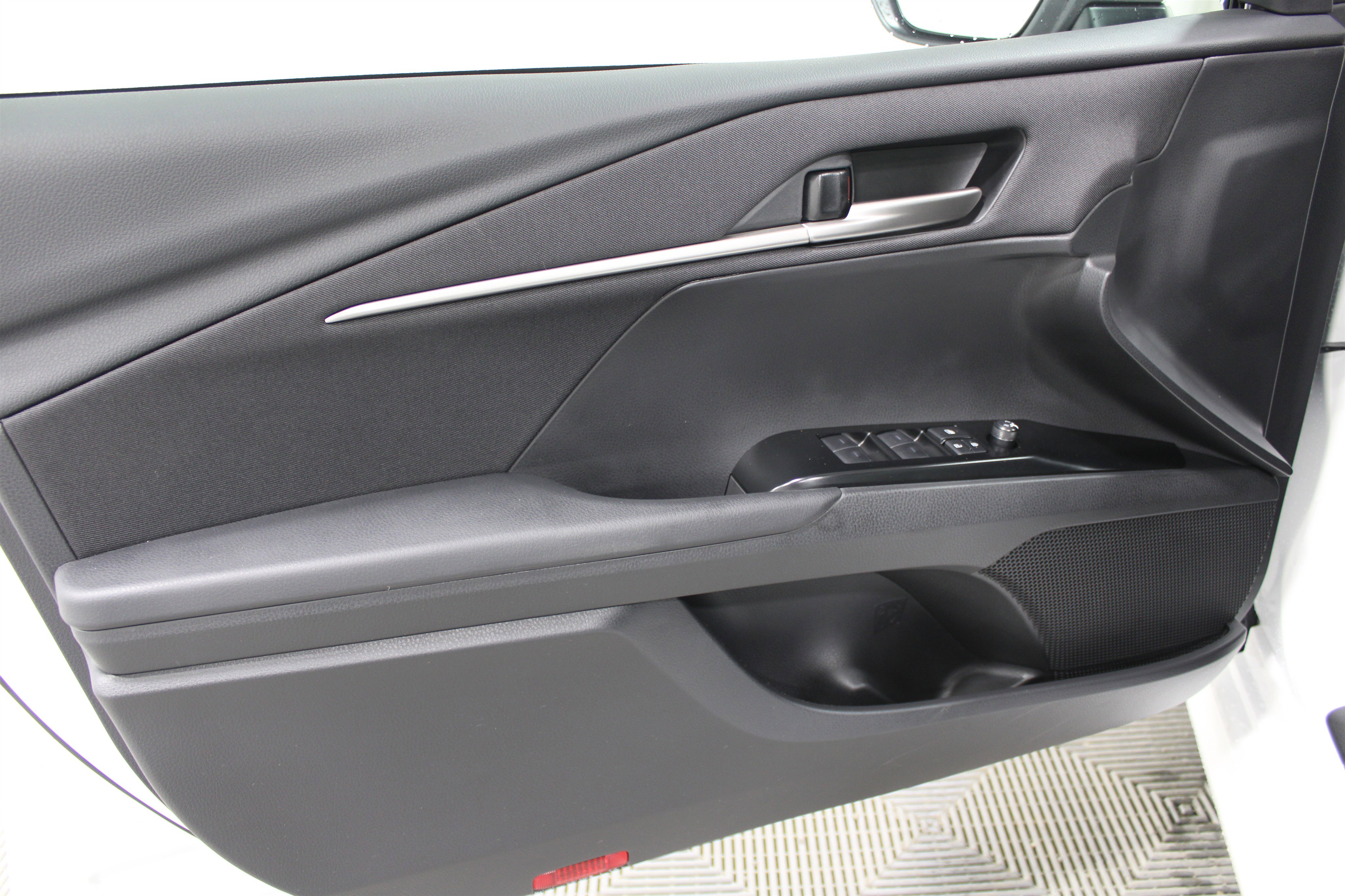 Used 2025 Toyota Camry LE w/ Convenience Package image 6