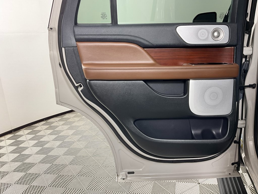 Used 2022 Lincoln Navigator Reserve image 27