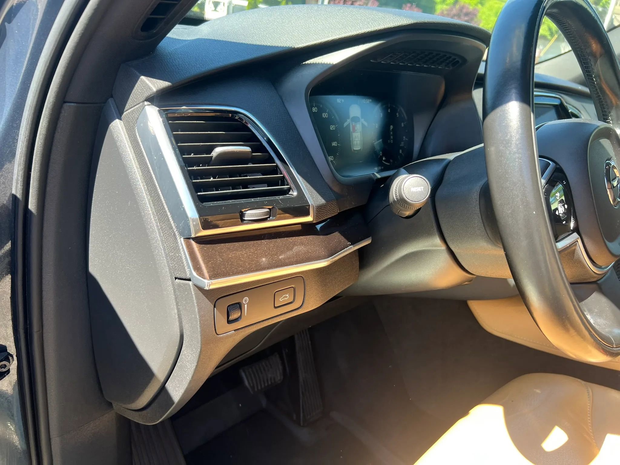 Used 2018 Volvo XC90 T6 Momentum w/ Convenience Package AWD/4WD image 14