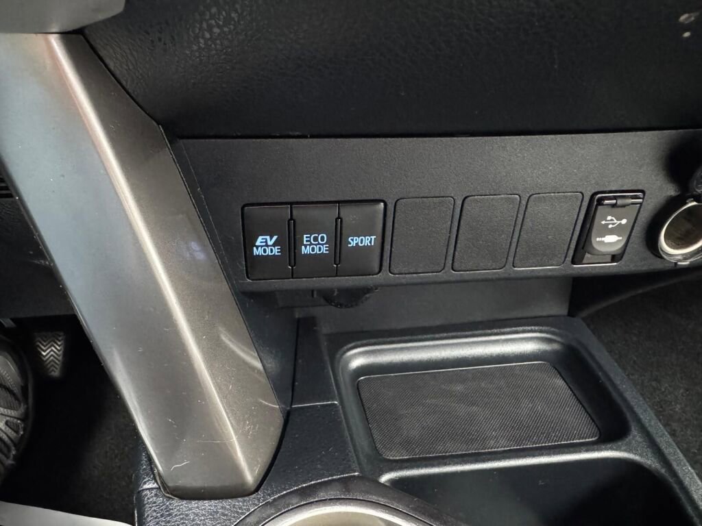 Used 2018 Toyota RAV4 XLE image 19