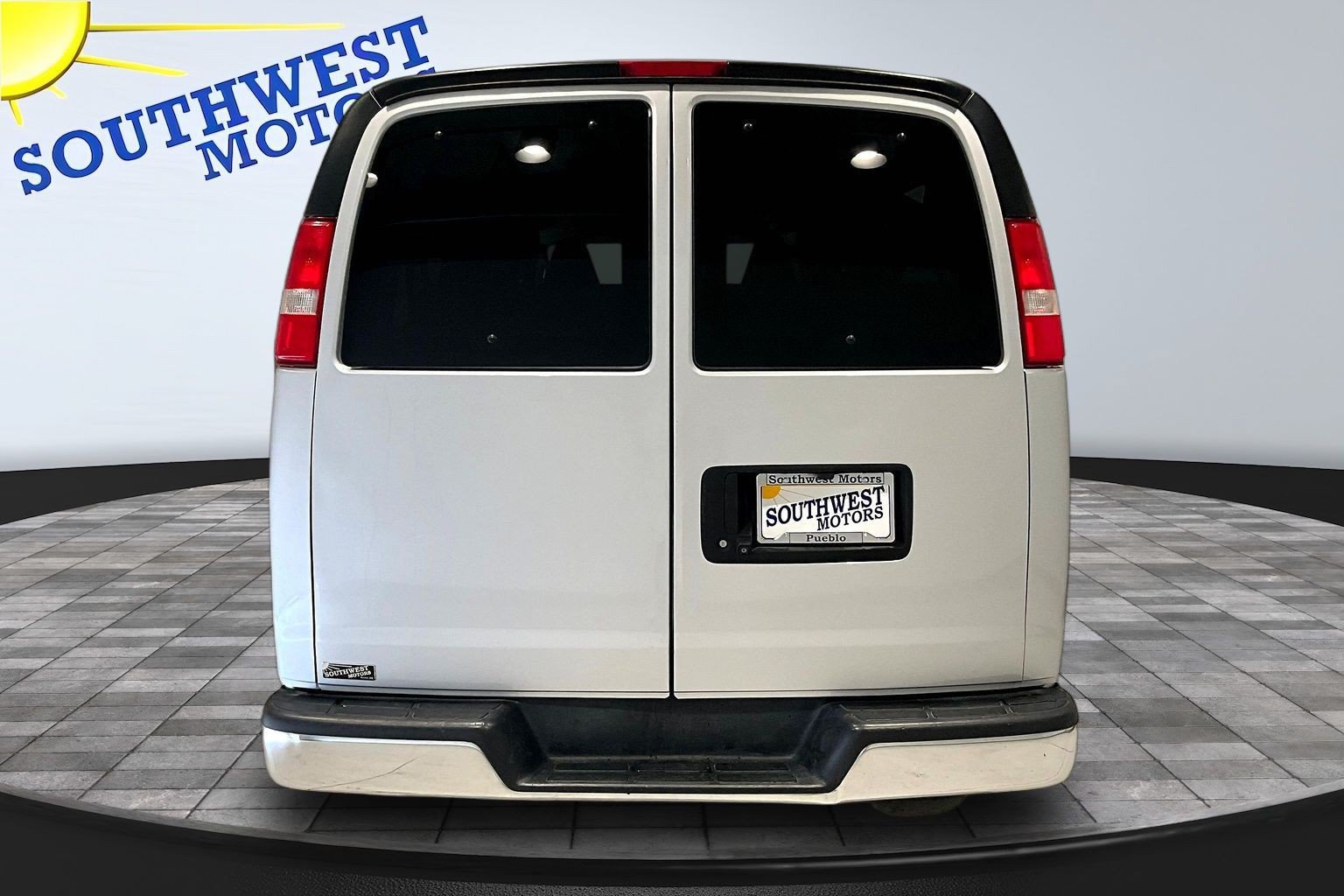 Used 2018 Chevrolet Express 3500 LT w/ LT Preferred Equipment Group RWD image 6