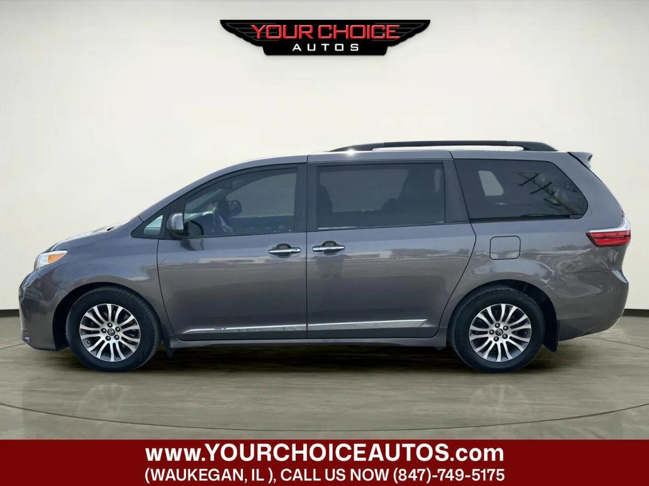 Used 2018 Toyota Sienna XLE w/ XLE Navigation Package FWD image 2