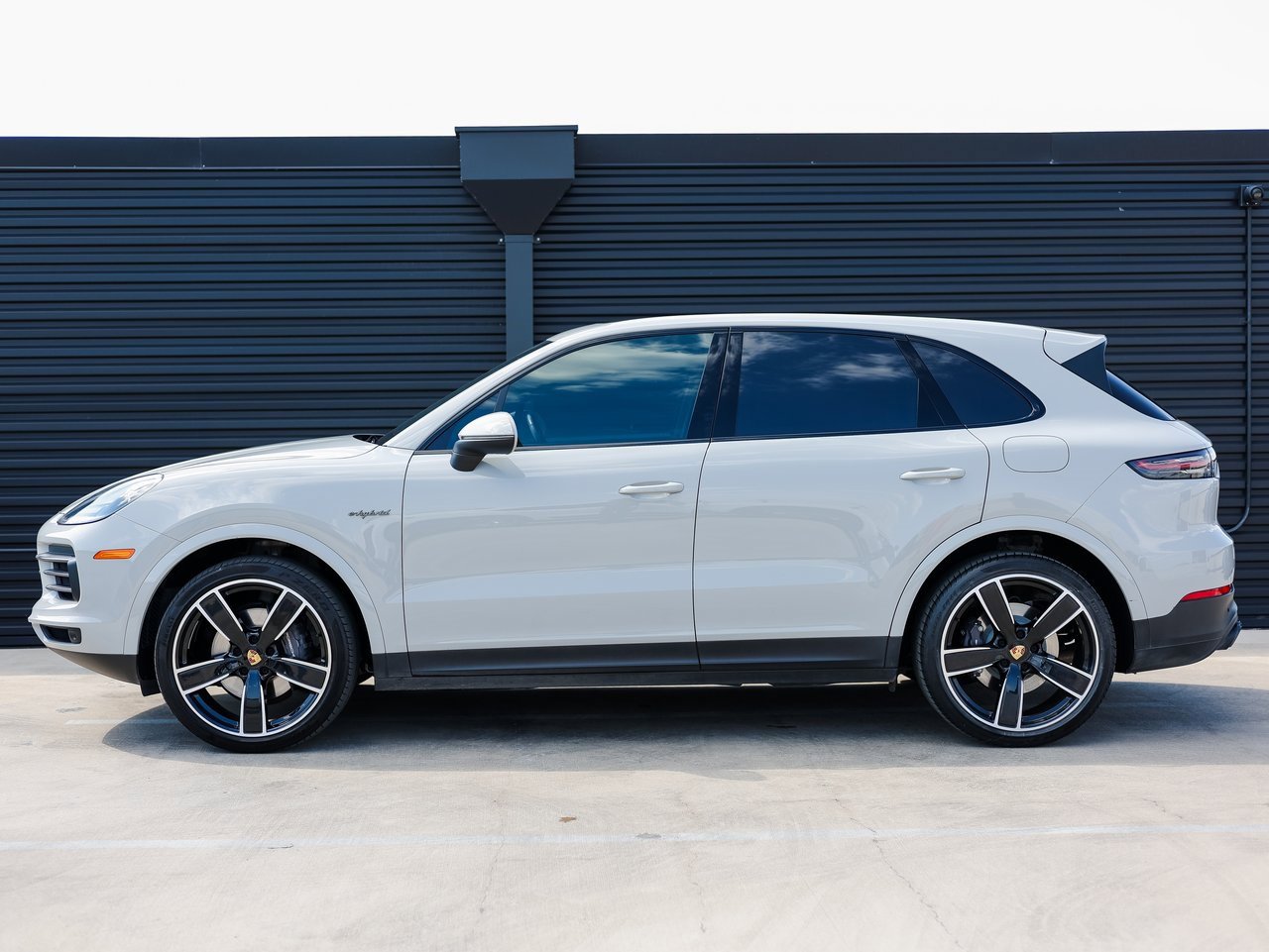 Certified 2022 Porsche Cayenne Platinum Edition image 2