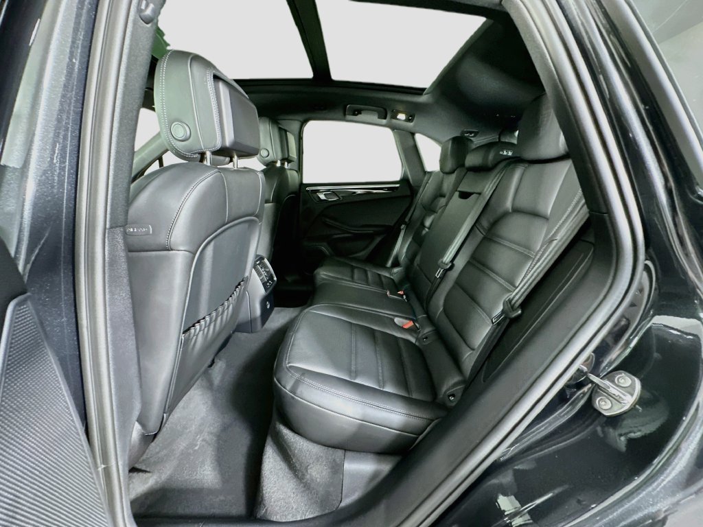 Certified 2026 Porsche Macan AWD/4WD image 24