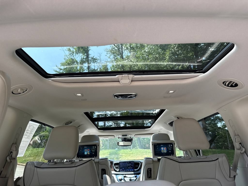 Used 2021 Chrysler Pacifica Limited w/ Uconnect Theater Family Group FWD image 34