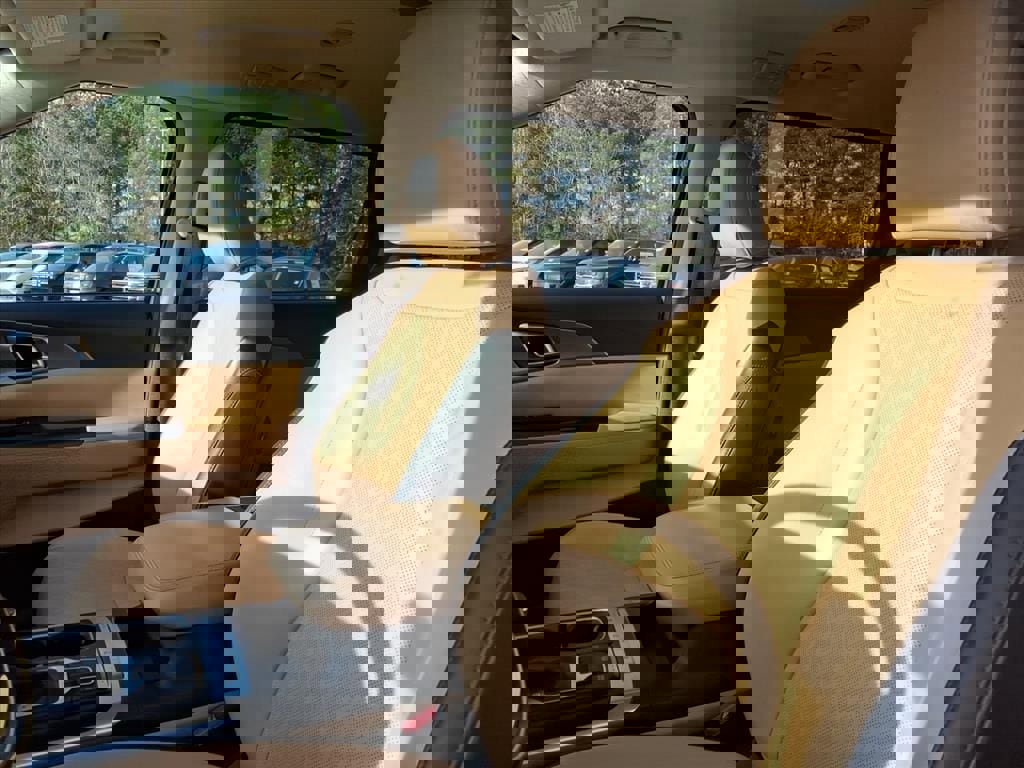 Used 2022 Kia Carnival LX image 18